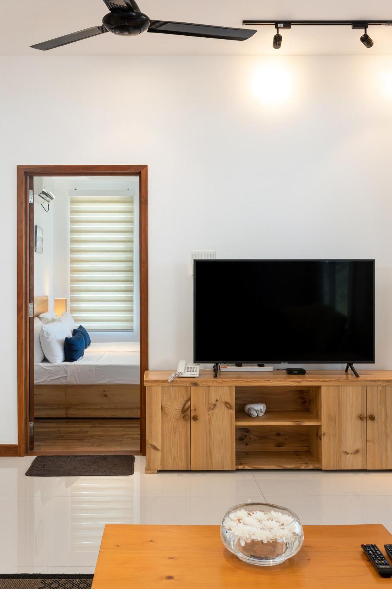 Oceanfront Condominium - Нилавели Екстериор снимка