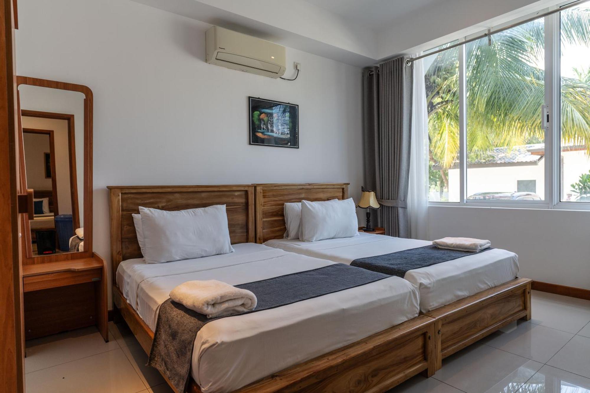 Oceanfront Condominium - Нилавели Екстериор снимка